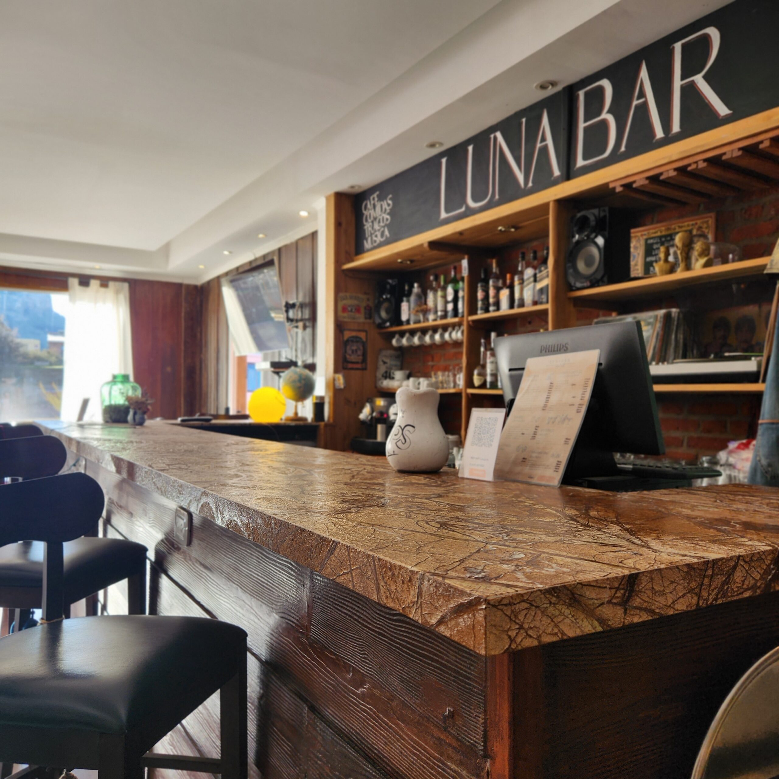 Luna Bar